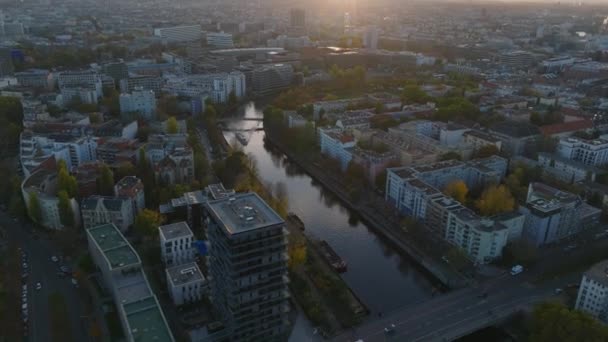 从高角度看河流平静地流经住宅区 夕阳西下时 倾斜露出大都市 德国柏林 — 图库视频影像