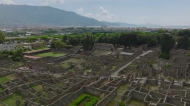 Anfiteatro di Pompei 'nin hava ve pan görüntüleri. İnsanlar tarihi antik şehir kalıntılarında geziniyorlar. Pompei, İtalya.