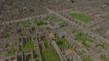 Roma 'nın tarihi kalıntılarının üzerinde ilerliyorlar. Pompeii 'deki evleri gösteren taş duvarlar. Pompei, İtalya.