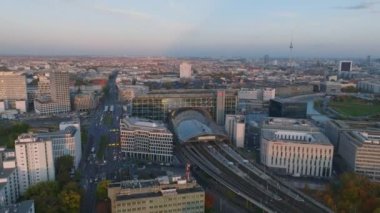 Berlin Hauptbahnhof etrafındaki binaların üzerinden uç. Arka planda modern ulaşım terminali ve şehir manzarasının havadan görünüşü. Berlin, Almanya.