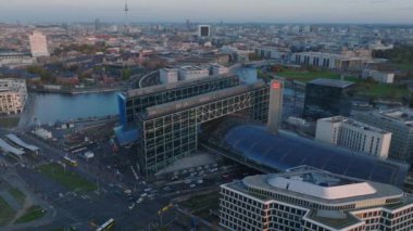 Ana tren istasyonunun modern binasının havadan görünüşü ve çevre yollar ve kavşaklardaki trafik. Metropolis 'te hava kararınca ulaşım altyapısı. Berlin, Almanya.