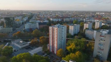 Şehir merkezindeki tren rayları boyunca yüksek katlı apartmanların havadan çekilmiş görüntüleri. Sahne ışığı, parlak, alçak güneş, altın saat. Berlin, Almanya.