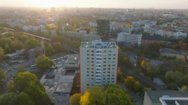 Şehir yerleşim bölgesinden geçen demiryolu koridoru. Günbatımında Autumn City 'nin hava görüntüleri. Berlin, Almanya.