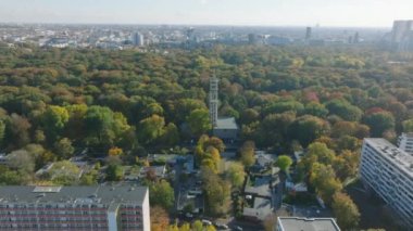 Havadan slayt ve evanjelik kilisenin kuledeki görüntüsü. Tiergarten parkının panoramik manzarası ve çevre kentsel ilçeler. Berlin, Almanya.