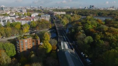 Ulaşım araçları, Spree nehri üzerinde köprüden geçen modern yüksek hızlı tren. Şehir merkezinin hava panoramik manzarası. Berlin, Almanya.