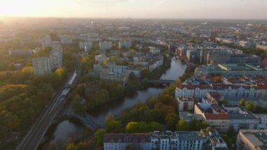 Şehir merkezinin altın saatindeki hava panoramik manzarası. Nehir sakince metropolden akıyor. Berlin, Almanya.