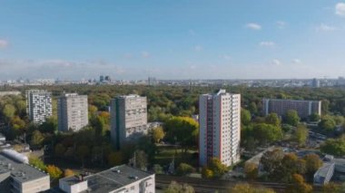 Büyük Tiergarten parkındaki yüksek binaların üzerinden uçuyor. Şehirdeki yeşilliğin hava panoramik manzarası. Berlin, Almanya.