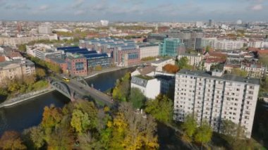 Moabit kentindeki Spree nehri boyunca uzanan binaların hava manzarası. Mesafeli ünlü Fernsehturm. Berlin, Almanya.