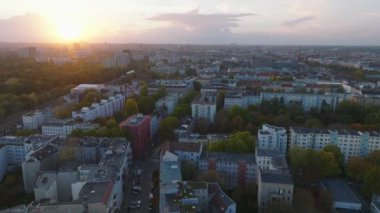 Günbatımında Metropolis 'teki konutların üzerinden uçuyor. Şehir merkezindeki apartman binaları. Berlin, Almanya.