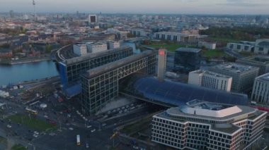 Berlin Hauptbahnhof ve şehir manzaralı modern ulaşım terminali. Alacakaranlıktaki Metropolis 'in hava manzarası. Berlin, Almanya.