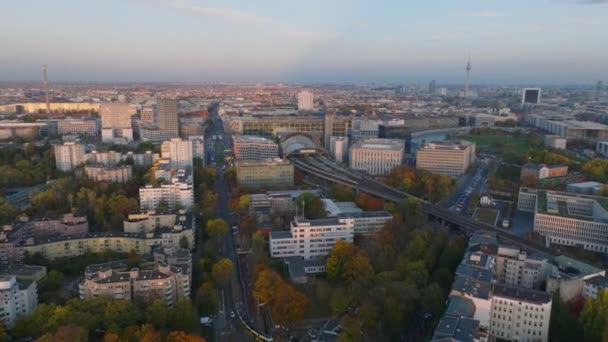 Flygfoto Panoramautsikt Över Höstens Metropol Skymningen Bahn Tåg Lämnar Moderna — Stockvideo