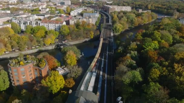 川を渡る鉄道線を走るSバーンの高い角度の眺め 傾きは都市を明らかにする ドイツ ベルリン — ストック動画