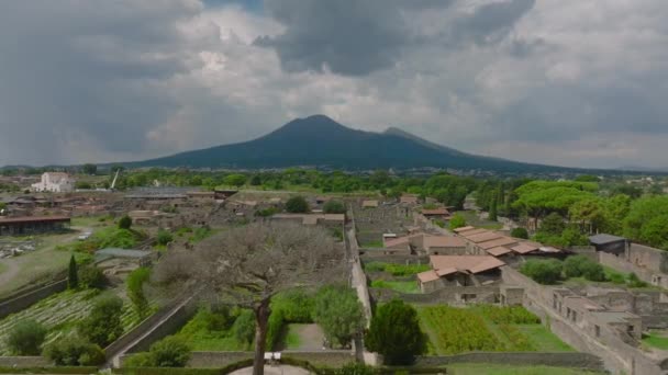 Przód Wznosi Się Ponad Historyczne Rzymskie Miasto Pompeje Masywną Górę — Wideo stockowe