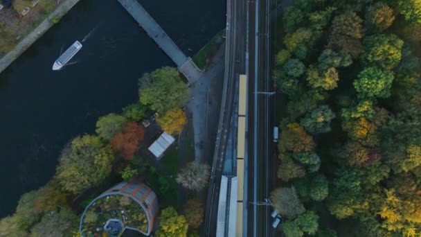Bahn Treni Nin Çoklu Raylı Köprüden Geçerken Kuşbakışı Görüntüsü Sonbahar — Stok video