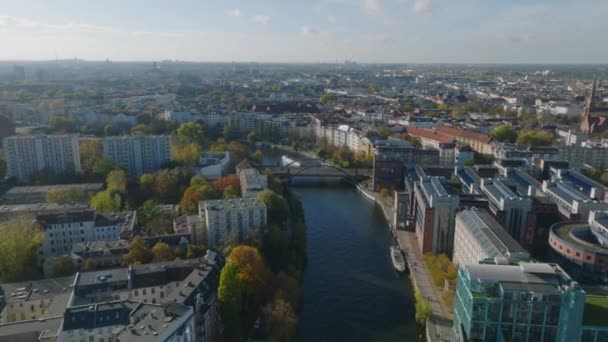 Avant Voler Dessus Rivière Spree Dans Arrondissement Urbain Descente Pont — Video