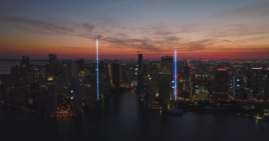 Nefes alıp, renkli alacakaranlık gökyüzüne karşı yüksek binaları olan modern şehir merkezinin panoramik görüntüsünü alıyor. Bilgisayar görsel efektler ekledi.