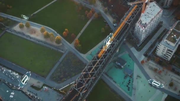 通勤列车在城市休闲区桥面上缓缓行驶的高角景观 电脑附加视觉效果 — 图库视频影像