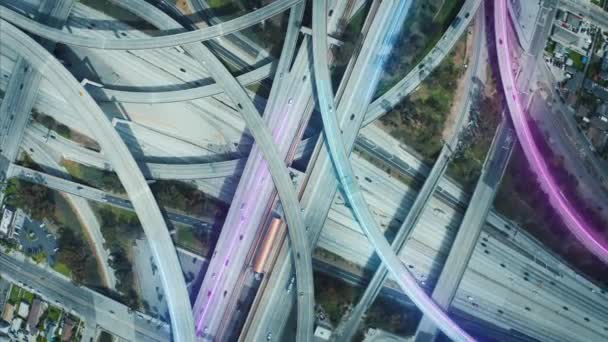 复杂多级公路交汇处的空中下降画面 主干道交通鸟瞰图 电脑附加视觉效果 — 图库视频影像