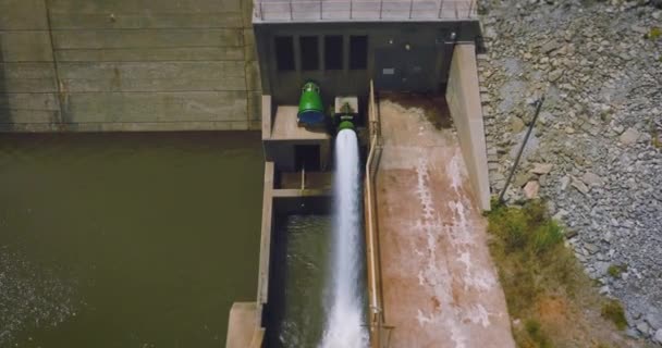 パイプから流れる水の流れの高い角度のビュー 水のダムを明らかに傾斜 図にバッテリ充電の例を示します コンピュータが視覚効果を追加 — ストック動画