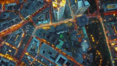 Günbatımında Metropolis 'teki modern şehir kasabasının tepesinde. Renk çizgileriyle görselleştirilmiş yollar. Bilgisayar görsel efektler ekledi.