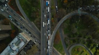 Şehrin çok şeritli otobanında, trafik sıkışıklığında yavaş giden arabaların yukarıdan aşağıya doğru görüntüsü. New York City, ABD.