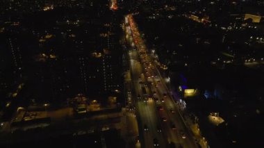 Metropolis 'teki çok şeritli yolda yoğun trafiğin hava görüntüsü. İki yönde de sonsuz araba akışı var. New York City, ABD.