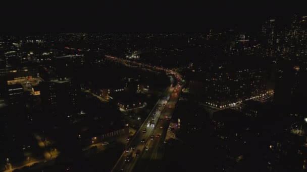Вночі Над Містом Нависають Повітряні Кадри Потік Автомобілів Їздять Багатосмуговій — стокове відео
