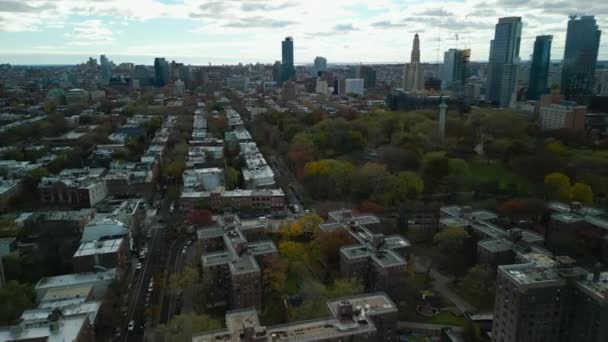 Panoramiczny Widok Lotu Ptaka Osiedle Miejskie Metropolii Jesienią Nowoczesne Wieże — Wideo stockowe