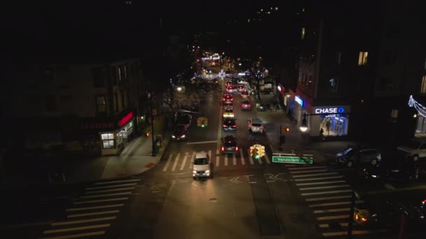 空中上升镜头的汽车通过交叉路口和驾驶在城市的街道上的夜晚 New York City Usa — 图库视频影像