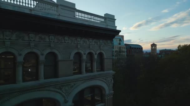 Воздушная Горка Кастрюля Богато Украшенного Фасада Окон Старое Здание Нью — стоковое видео