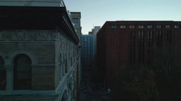 前方の都市の歴史的な建物の窓の上の行に沿って飛ぶ ニューヨーク大学 米国ニューヨーク市 — ストック動画