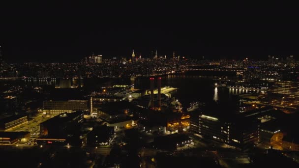 Fliegen Sie Über Die Stadt Beleuchtete Gebäude Wasser Und Bürohochhäuser — Stockvideo