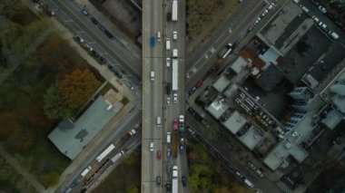 Şehir merkezindeki kavşağın üzerinden geçen çok şeritli ana yoldaki yoğun trafiğin aşağı inen görüntüsü. New York City, ABD.