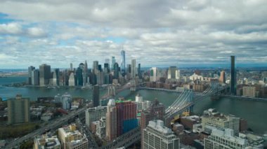 Manhattan ve Brooklyn Köprüleri 'nin East River ve modern şehir merkezindeki gökdelenlerin inanılmaz panoramik görüntüleri. New York City, ABD.