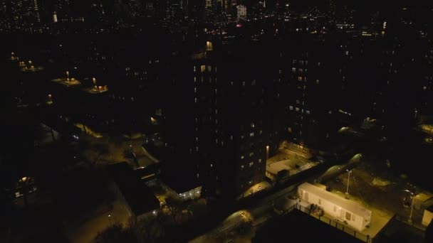 Hög Vinkel Utsikt Över Lägenhetsbyggnader Stadsdelen Luta Upp Avslöjande Nattstadsbilden — Stockvideo