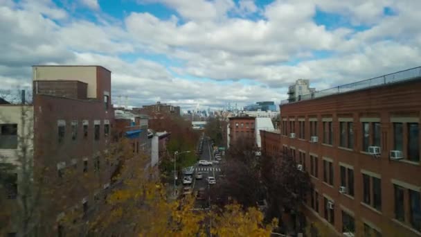 Forvetler Şehir Mahallelerinin Üzerinde Uçar Sokakları Trafiğin Kesiştiği Yolları Gösteriyor — Stok video
