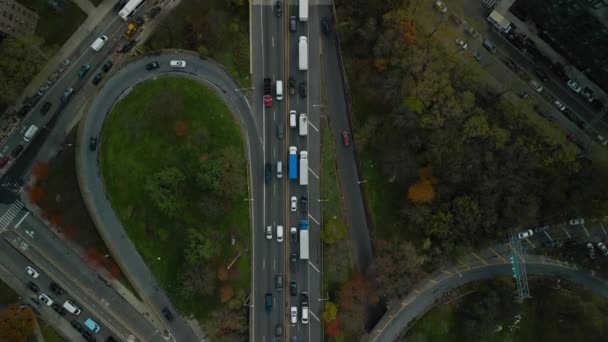 鳥の目ラッシュ時に市内の忙しい幹線道路のショット 都市のボロにおける交通インフラの高い角度ビュー 米国ニューヨーク市 — ストック動画
