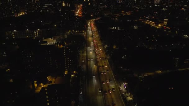 Передній Політ Над Багатосмуговою Магістраллю Міському Районі Вночі Затори Дорогах — стокове відео