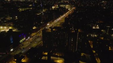 Büyük şehre giden yoğun çok şeritli otoyol. Gece Metropolis 'in havadan görüntüsü. New York City, ABD.