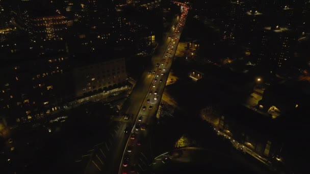 市区多车道公路上慢行车辆的高角线视景 倾斜揭示了摩天大楼的夜景 New York City Usa — 图库视频影像
