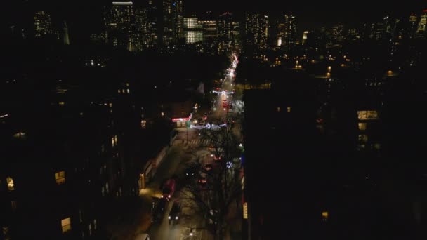 Передній Політ Над Вулицею Міському Районі Нічному Місті Сучасні Висотні — стокове відео