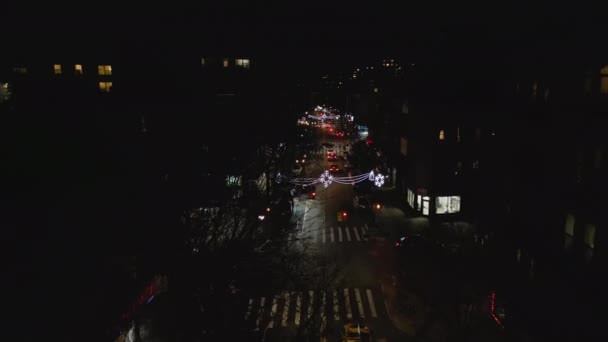 Letět Nad Osvětlenou Ulici Obytné Městské Čtvrti Městě Noci Zimní — Stock video
