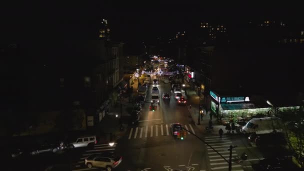 Dopředu Létat Nad Ulicí Noci Města Vozidla Jedoucí Silnici Míjející — Stock video