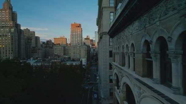 Stram Flygning Längs New York University Byggnader Med Rika Dekorerade — Stockvideo