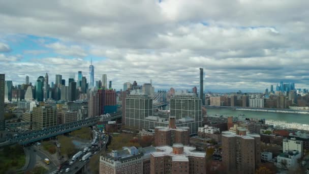 都市のバラのアパートの建物や忙しい道路の空中パノラマ映像 近代的なマンハッタンの高層ビルを背景に 米国ニューヨーク市 — ストック動画