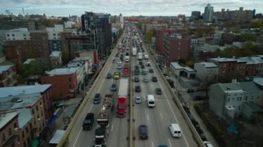 Trafiğin yoğun olduğu saatte şehirde yoğun bir trafik var. İleriye doğru çok şeritli ana yolun üzerinde uçar, her iki yönde de sonsuz araç akışı olur. New York City, ABD.