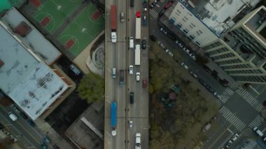 Ana yoldaki yoğun trafiğin kuş bakışı görüntüsü. Şehir merkezine giden yüksek bir yol var. New York City, ABD.