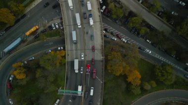 Şehirdeki çok katlı yol kavşağındaki yavaş giden araçların en üstteki görüntüleri. New York City, ABD.
