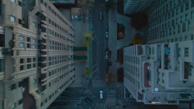 Şehirdeki caddelerin ve binaların üzerinden uç. Kuşların gözünden. Tarihi Washington Meydanı Kemeri ortaya çıkıyor. New York City, ABD.