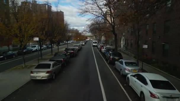 Передній Політ Над Припаркованими Машинами Убік Вулиці Житловому Міському Районі — стокове відео